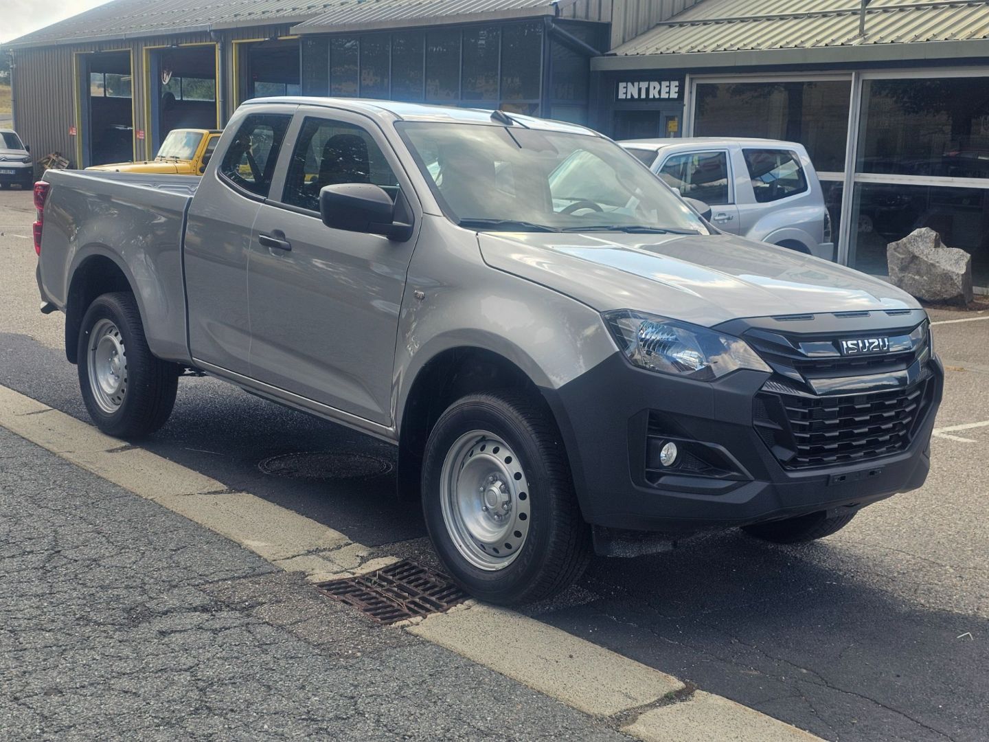ISUZU D-MAX - 2.2L SPACE CABINE M T B-STRONG (2026)